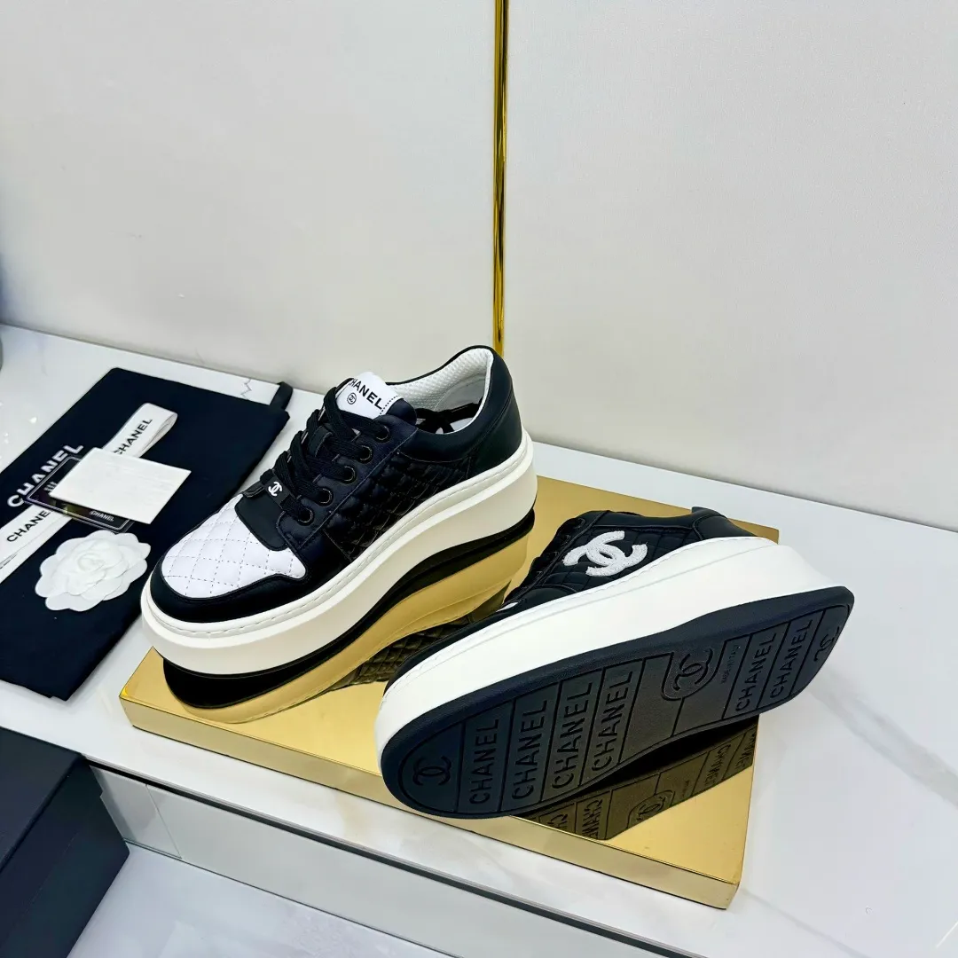 👟👟Ex-factory price 600👟👟 Upgraded version, upgraded version, upgraded version! No rebuttal accepted! ! ! ! Chanel Chanel panda shoes! 2025 counter's top casual sports shoes. This classic design; the upper is electro-embroidered with a variety of techniques; the outsole is fashionable and sporty; the unusual inclusion of a variety of color matching elements... The diversified mix and match is very good-looking and versatile, and can be used for leisure, fashion, sports, and outdoor... ꫛꫀꪝ Go➫ Materials: ❶Upper made of: original imported first-layer silk cowhide + original waterproof cloth + original first-layer cowhide ❷Inner lining: Original Yangli+Net ❸Outsole based on: Original TPU combination outsole Counter boutique packaging complete set for women 35–41 👉 👉 👉 👉 👉